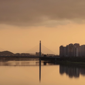 夕阳西下的天际在我们