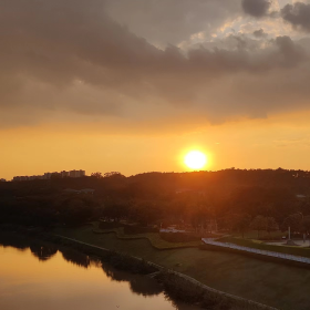 夕阳西下的天际在我们